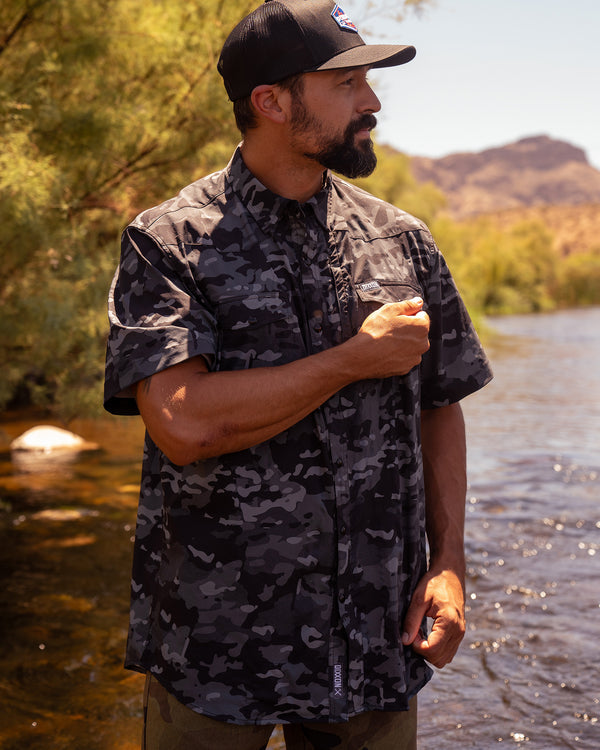 OUTDOORSMAN PERFORMANCE SHORT SLEEVE BLACK CAMO BUTTON UP - MENS
