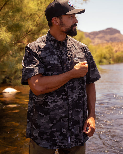 OUTDOORSMAN PERFORMANCE SHORT SLEEVE BLACK CAMO BUTTON UP - MENS